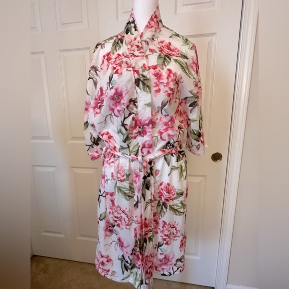 ❤️Prettiest Floral Pink Peony/Rose & White Robe One Size fits most - Picture 1 of 7